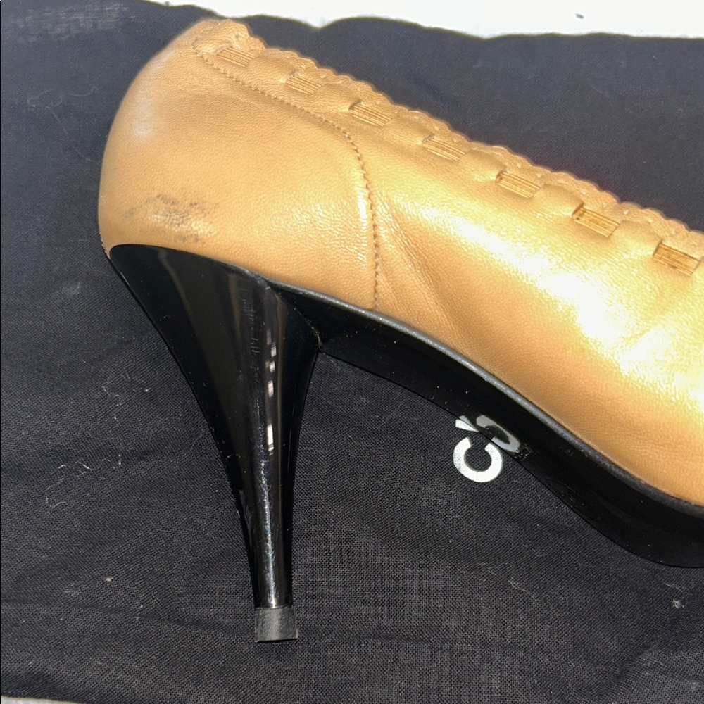 CHANEL Tan and Black Cap Toe Flats - Picture 4 of 9